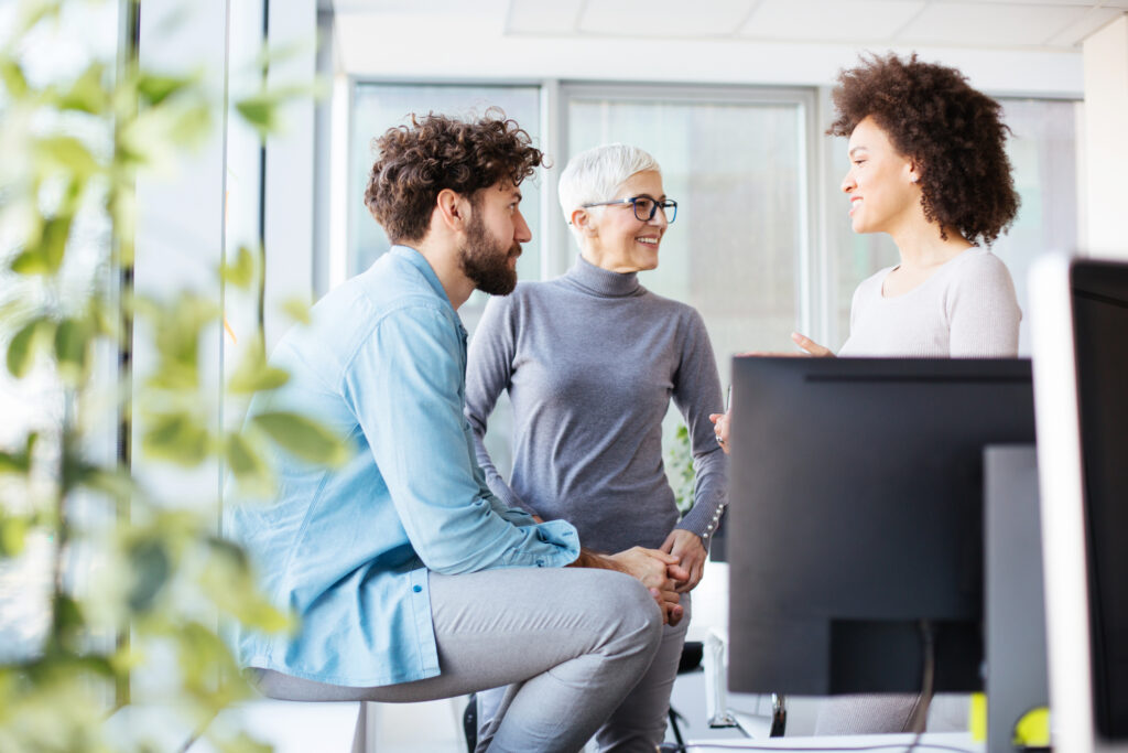 A interação com profissionais de diversas áreas é outro benefício do coworking.